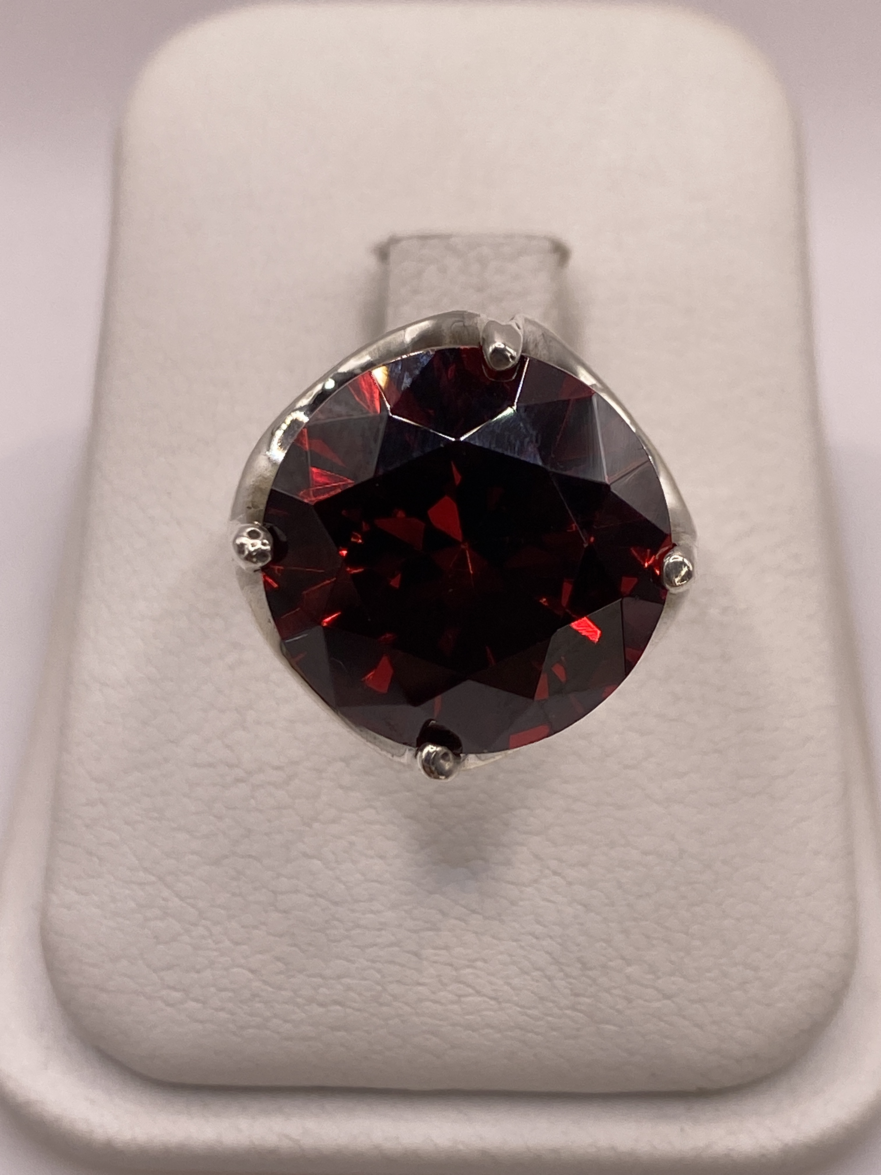 Anillo de Plata Solitario con Circonia Roja — Coctel Elegante