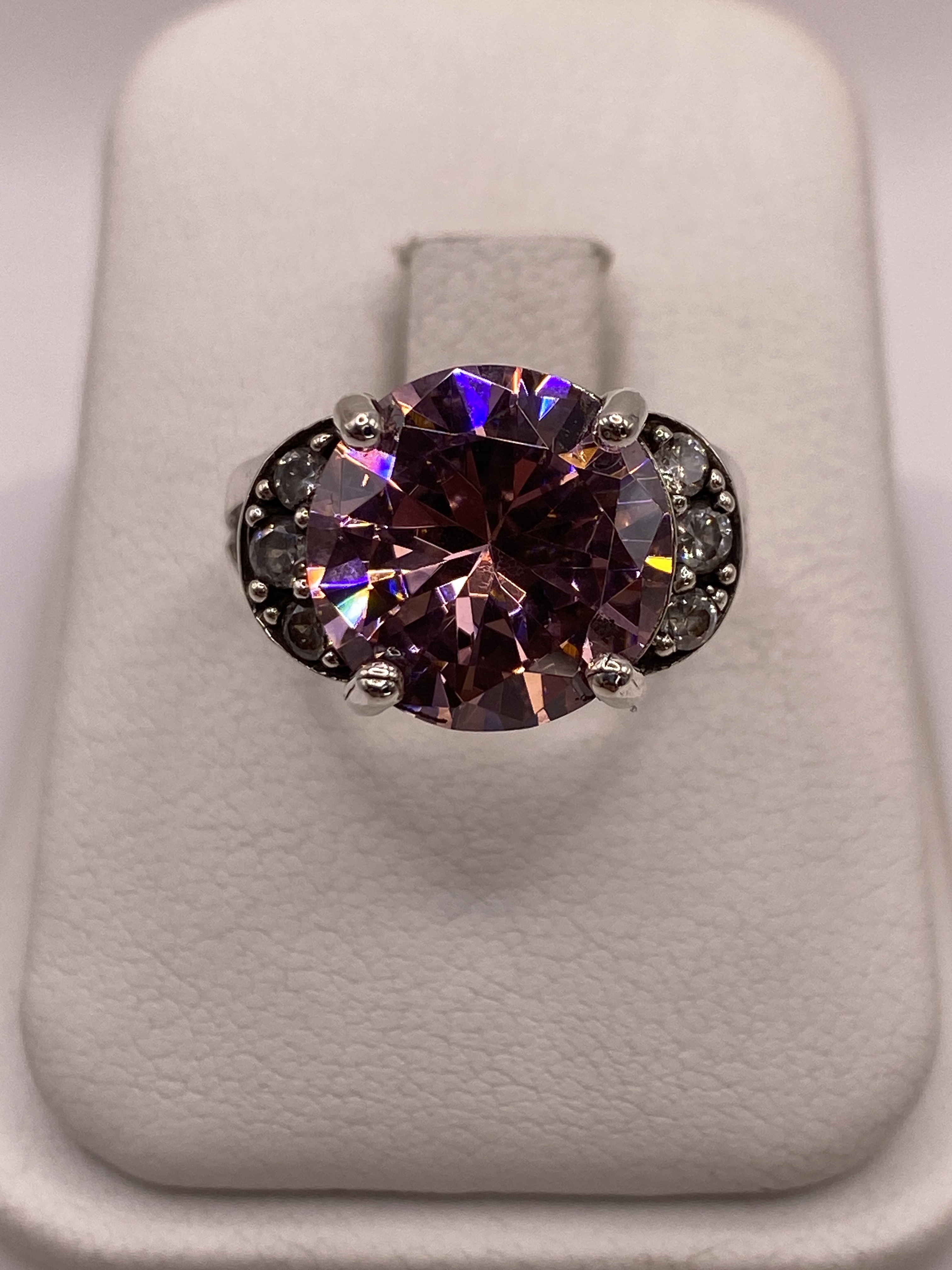 Anillo de Plata Ovalado con Circonias Púrpuras — Coctel Vintage