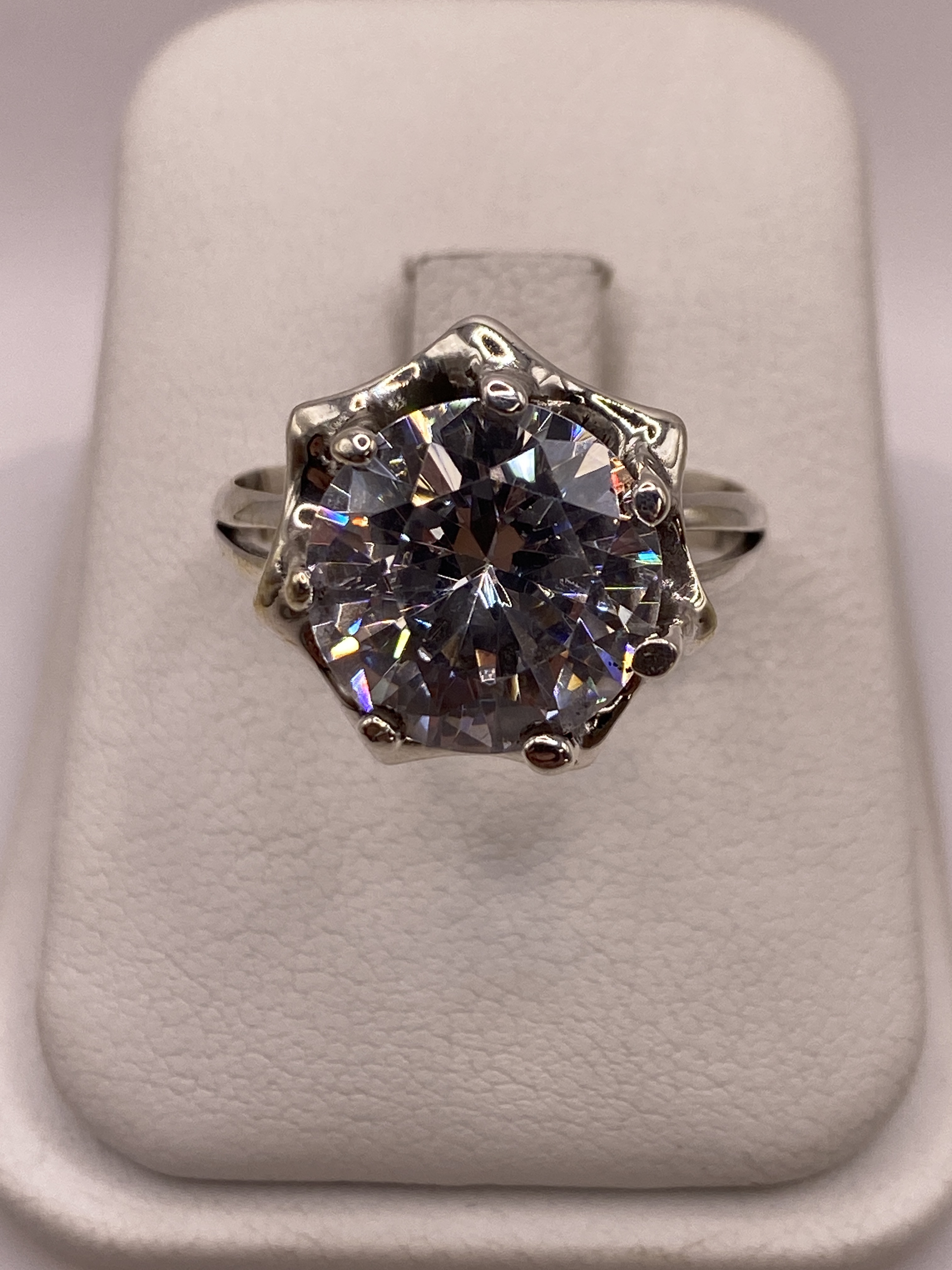 Anillo de Plata Solitario con Circonia Blanca — Brillo Coctel