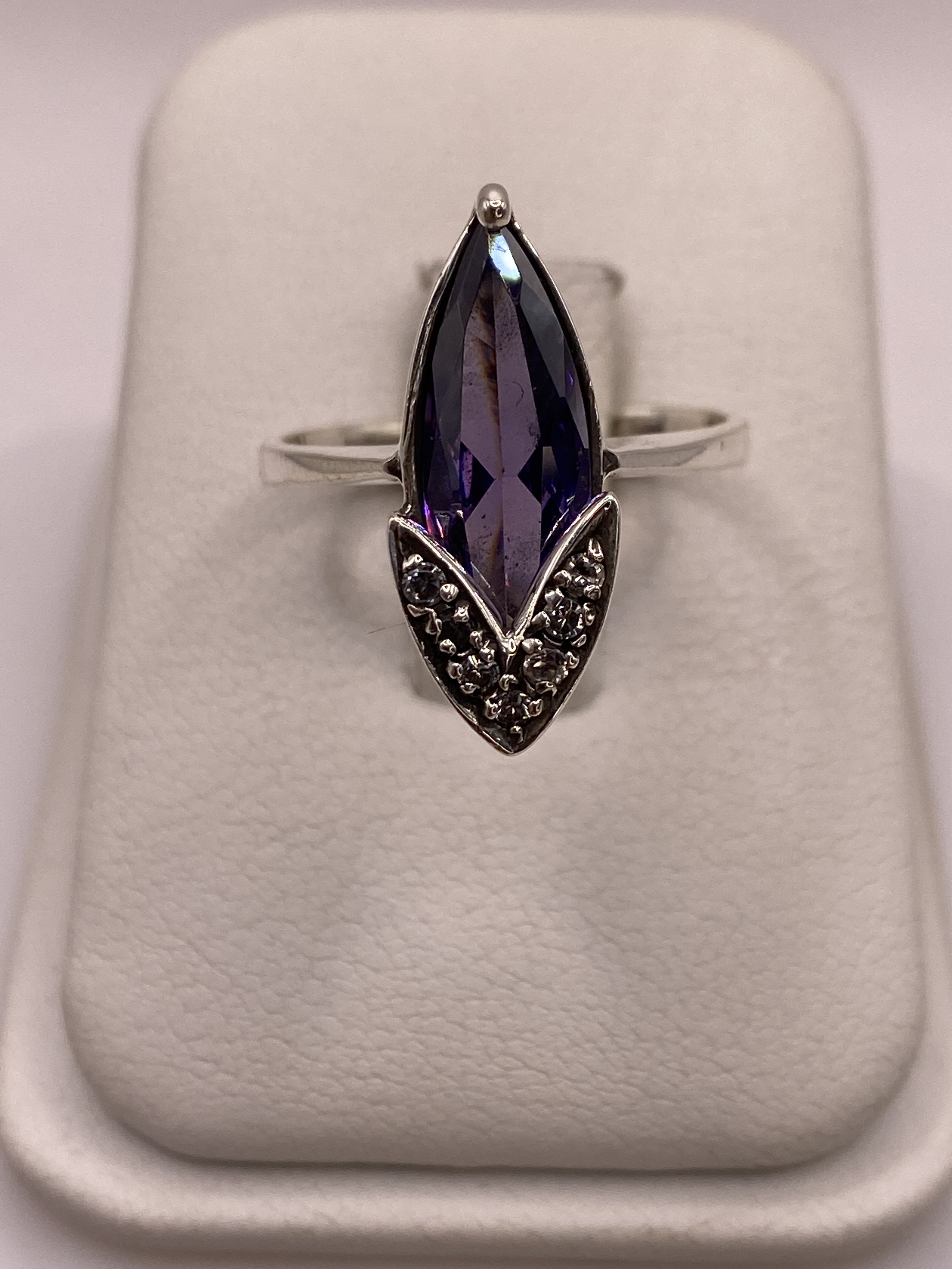 Anillo de Plata Solitario Circonia Morada — Elegancia Vintage