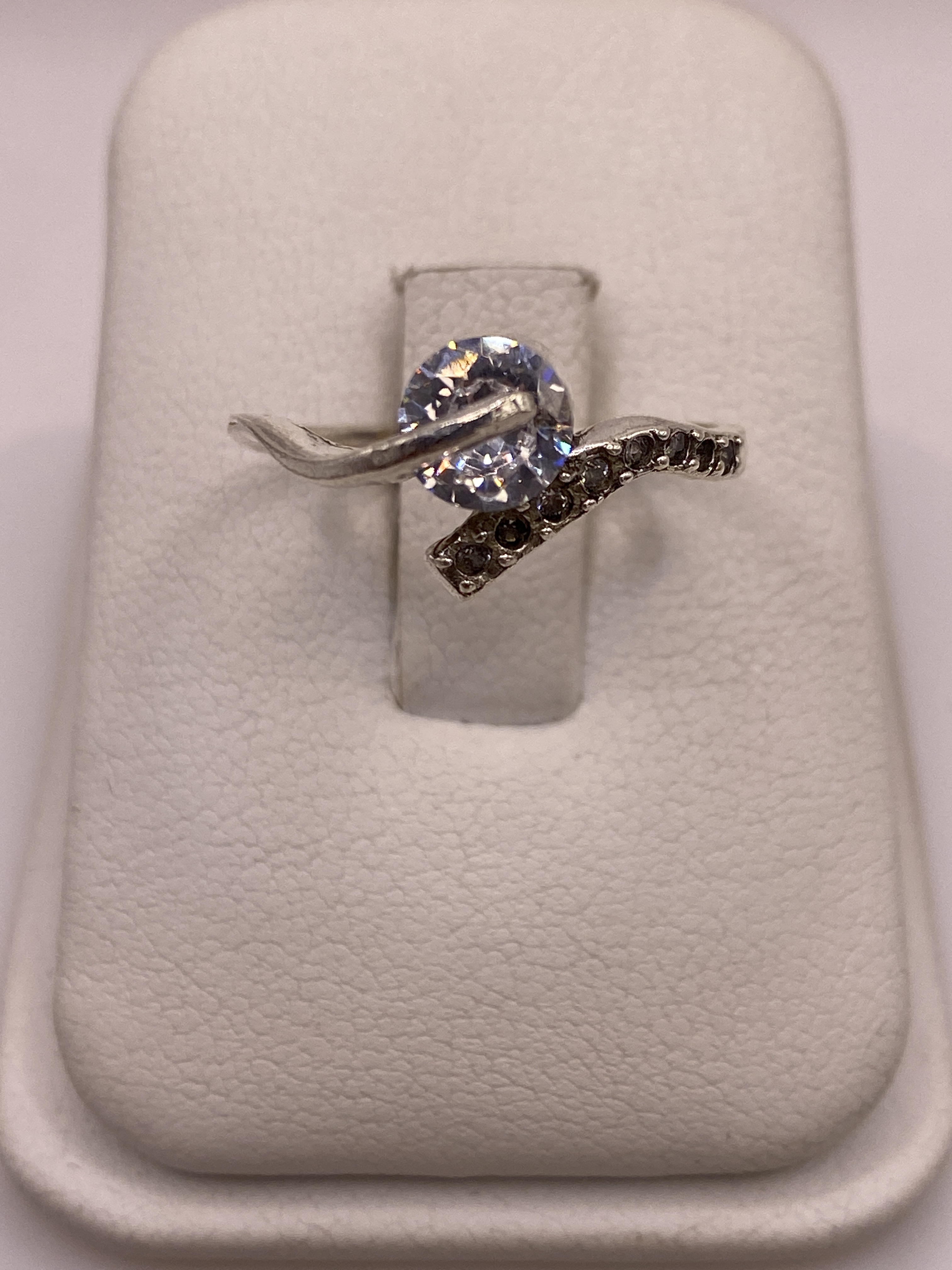Anillo de Plata Solitario con Circonia — Elegancia Minimalista