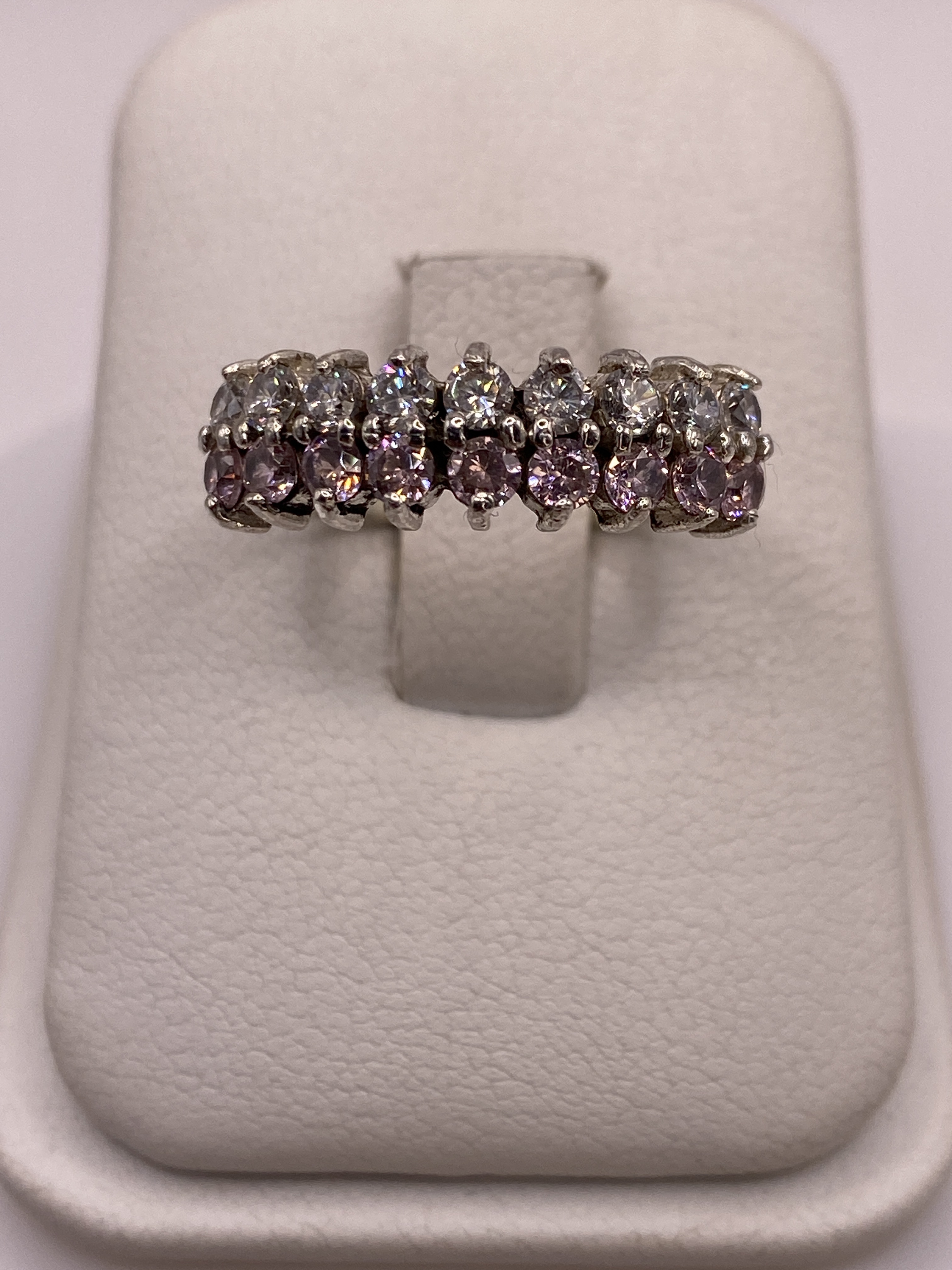 Anillo de Plata .925 con Circonias Blancas y Lila — Solitario Graduado