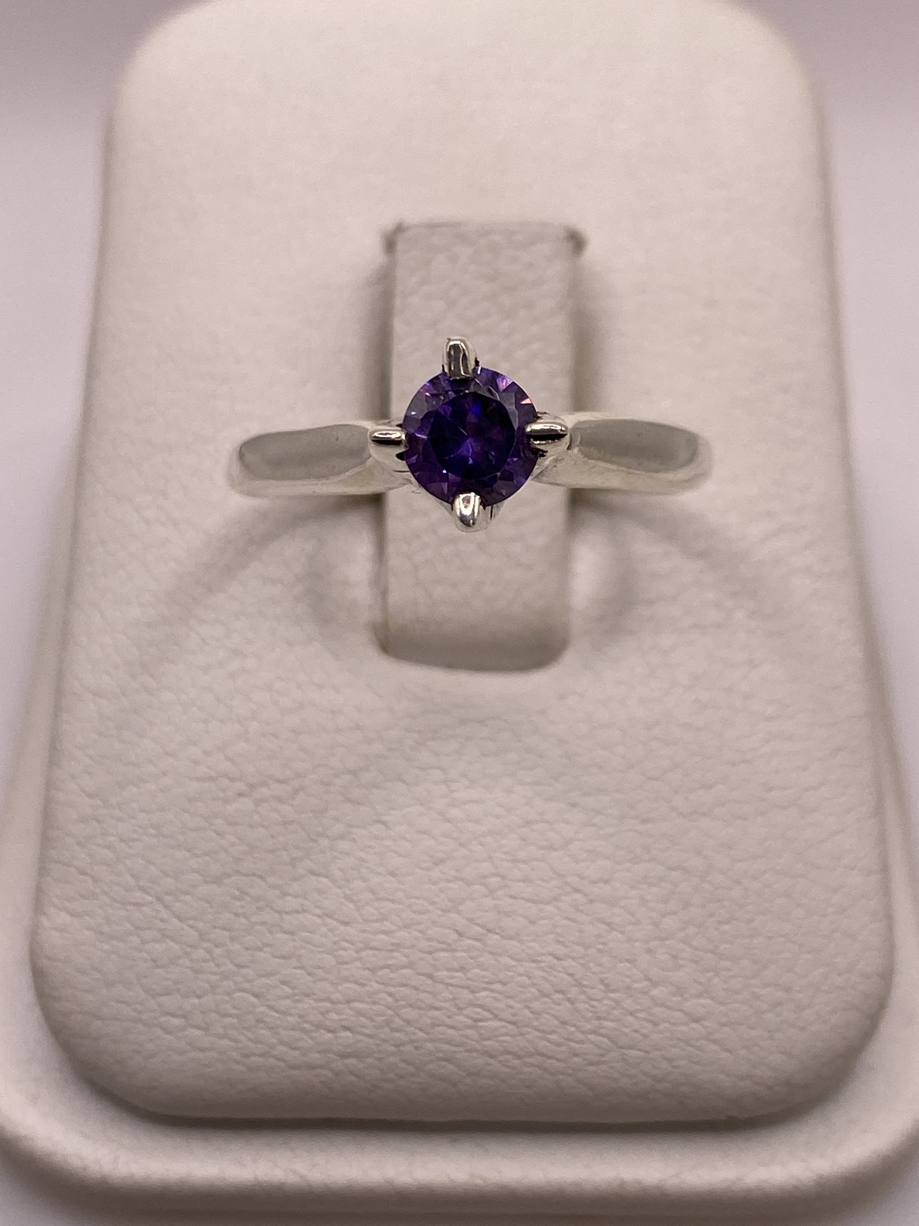 Anillo Solitario de Plata .950 con Circonia Púrpura