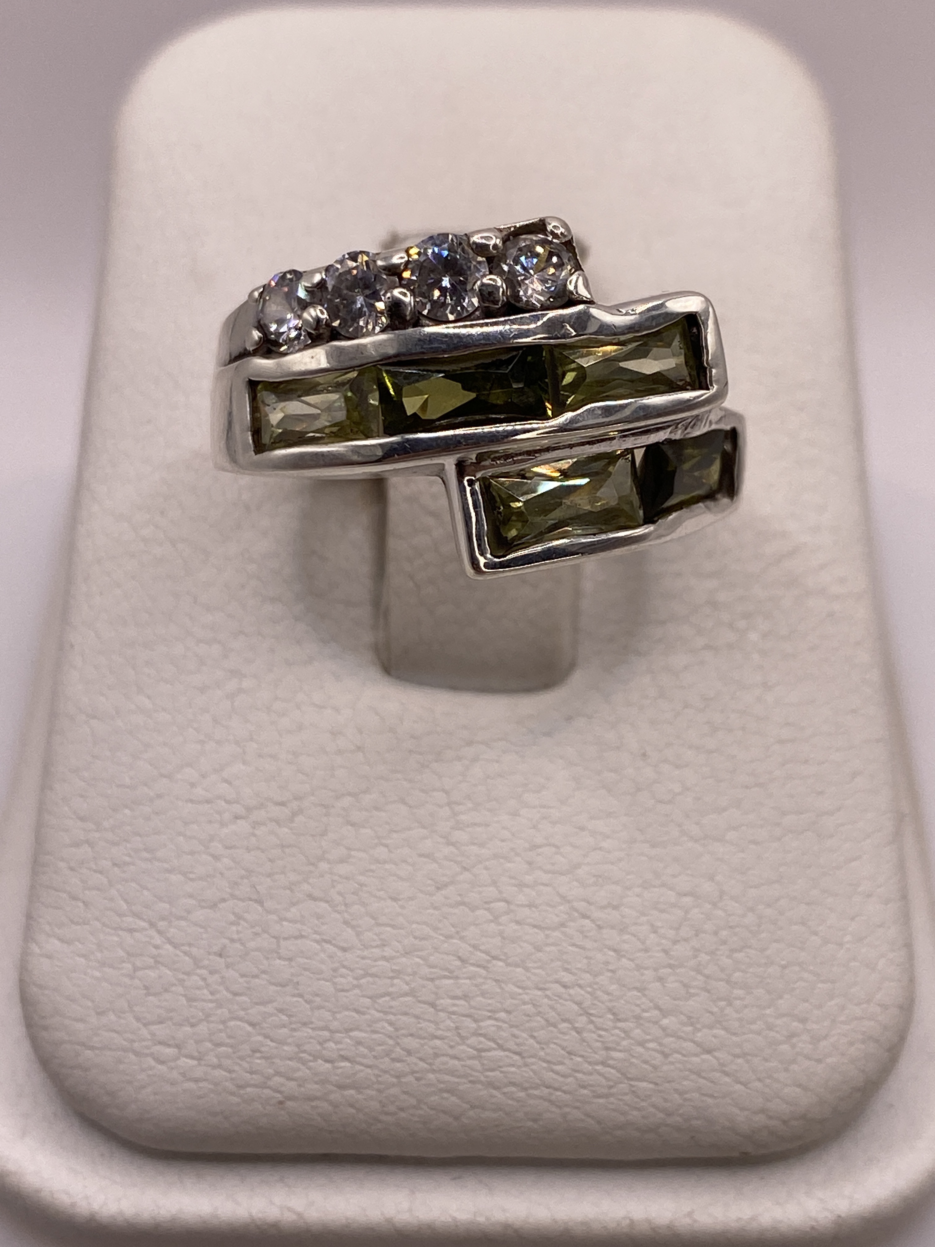 Anillo de Plata Arquitectónico con Circonias Blancas y Verdes