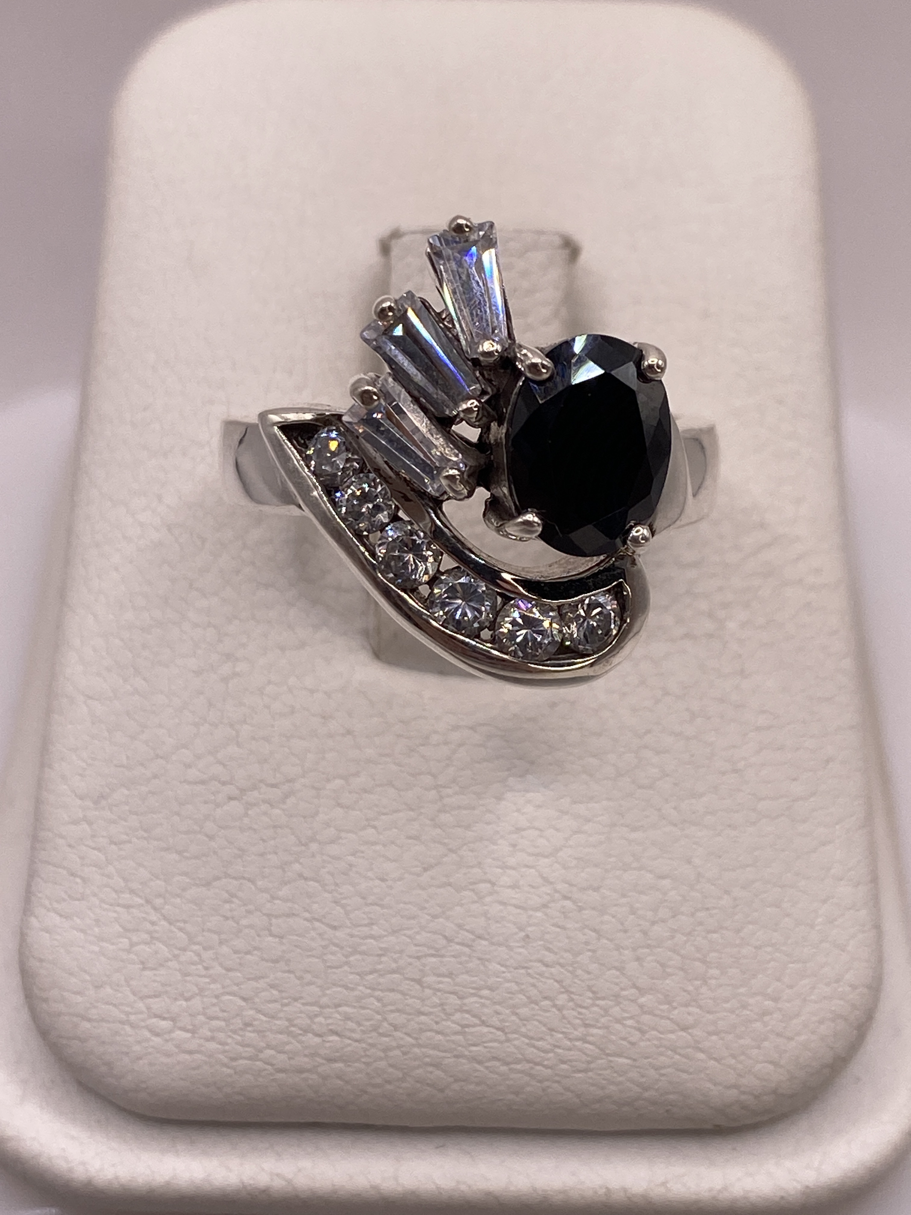 Anillo de Plata Coctel Negro con Circonias Blancas