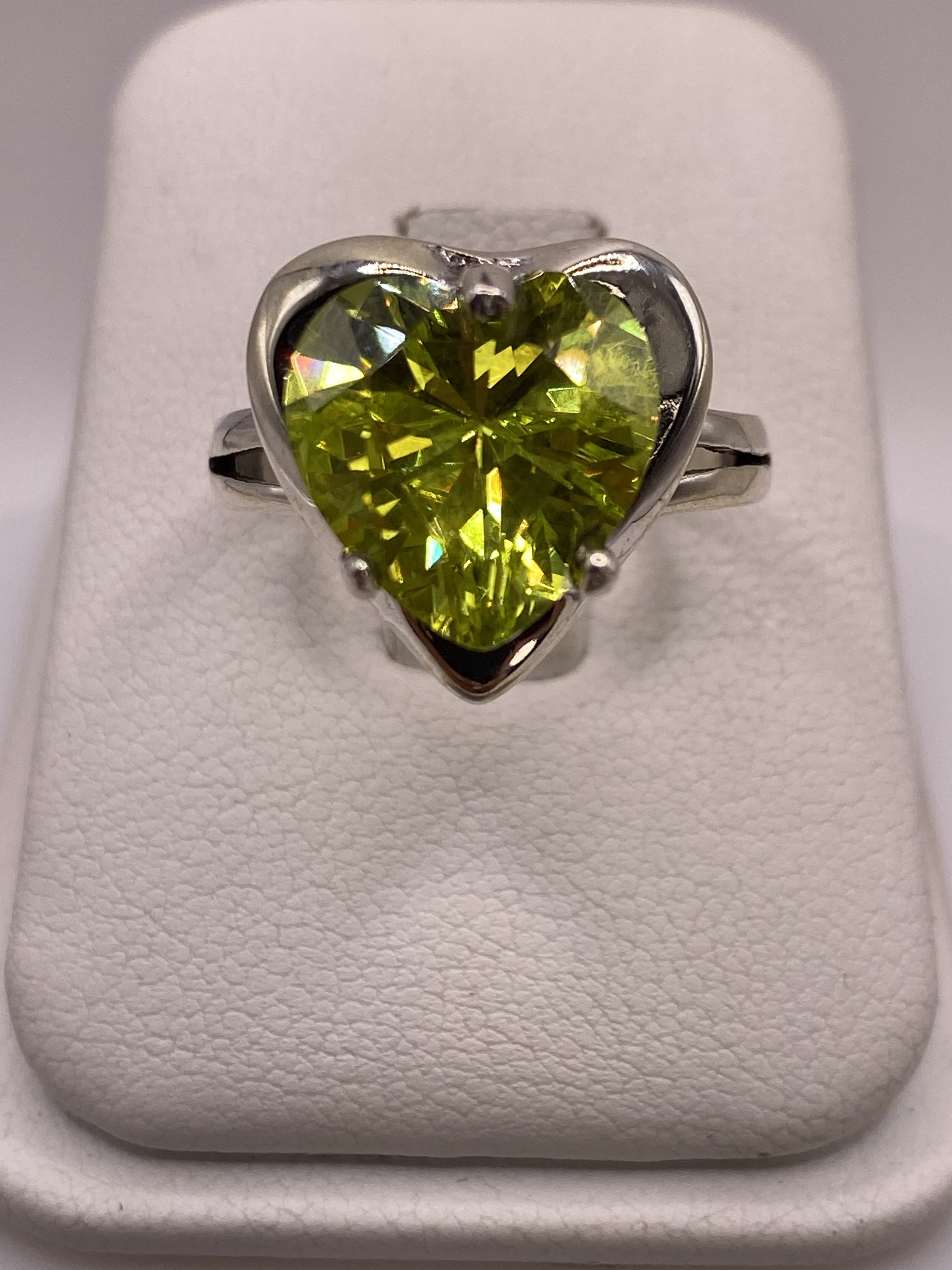 Anillo de Plata Solitario Circonia Verde Limón — Corazón