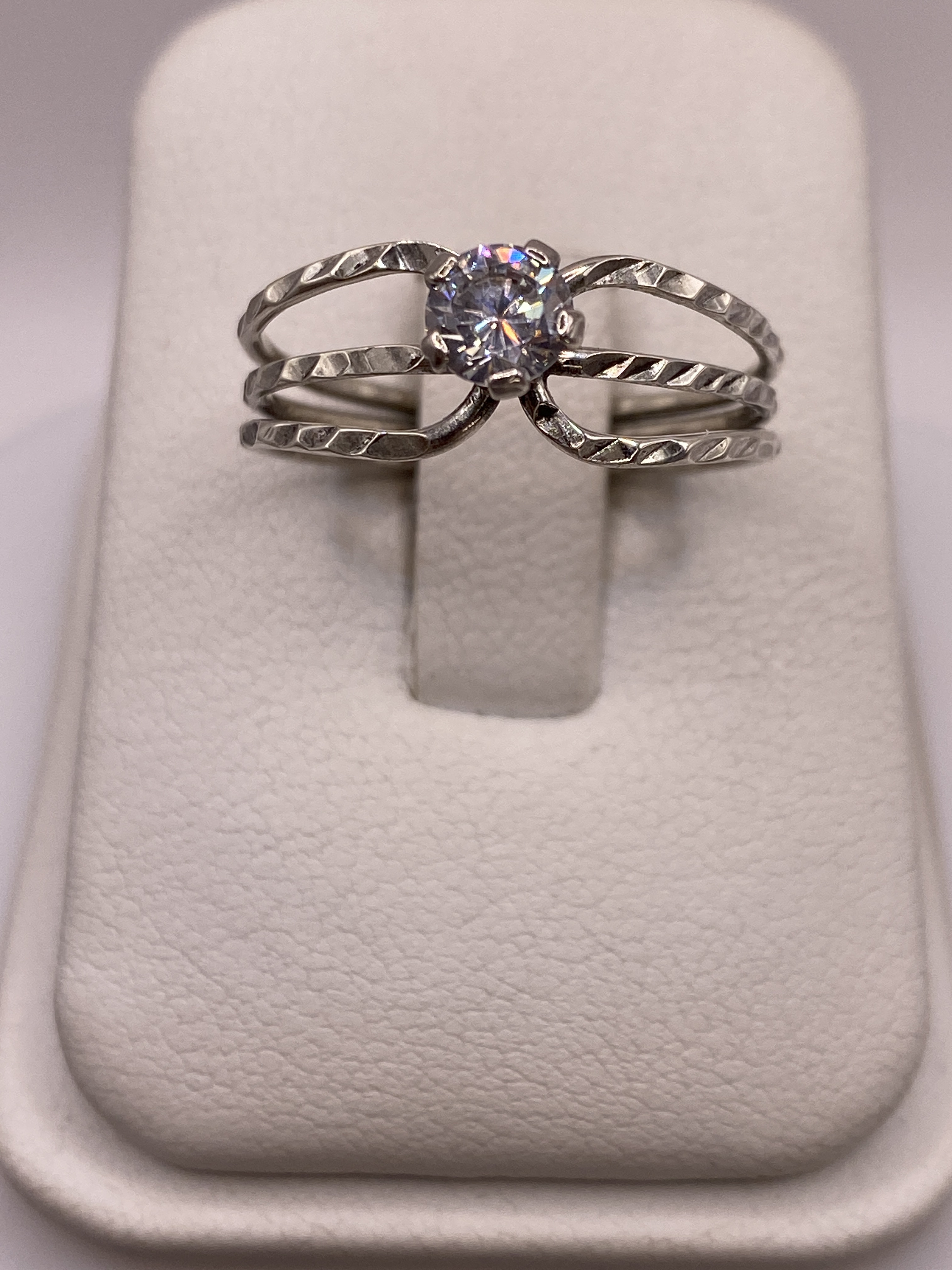 Anillo de Plata Solitario con Circonia Blanca — Elegancia Atemporal