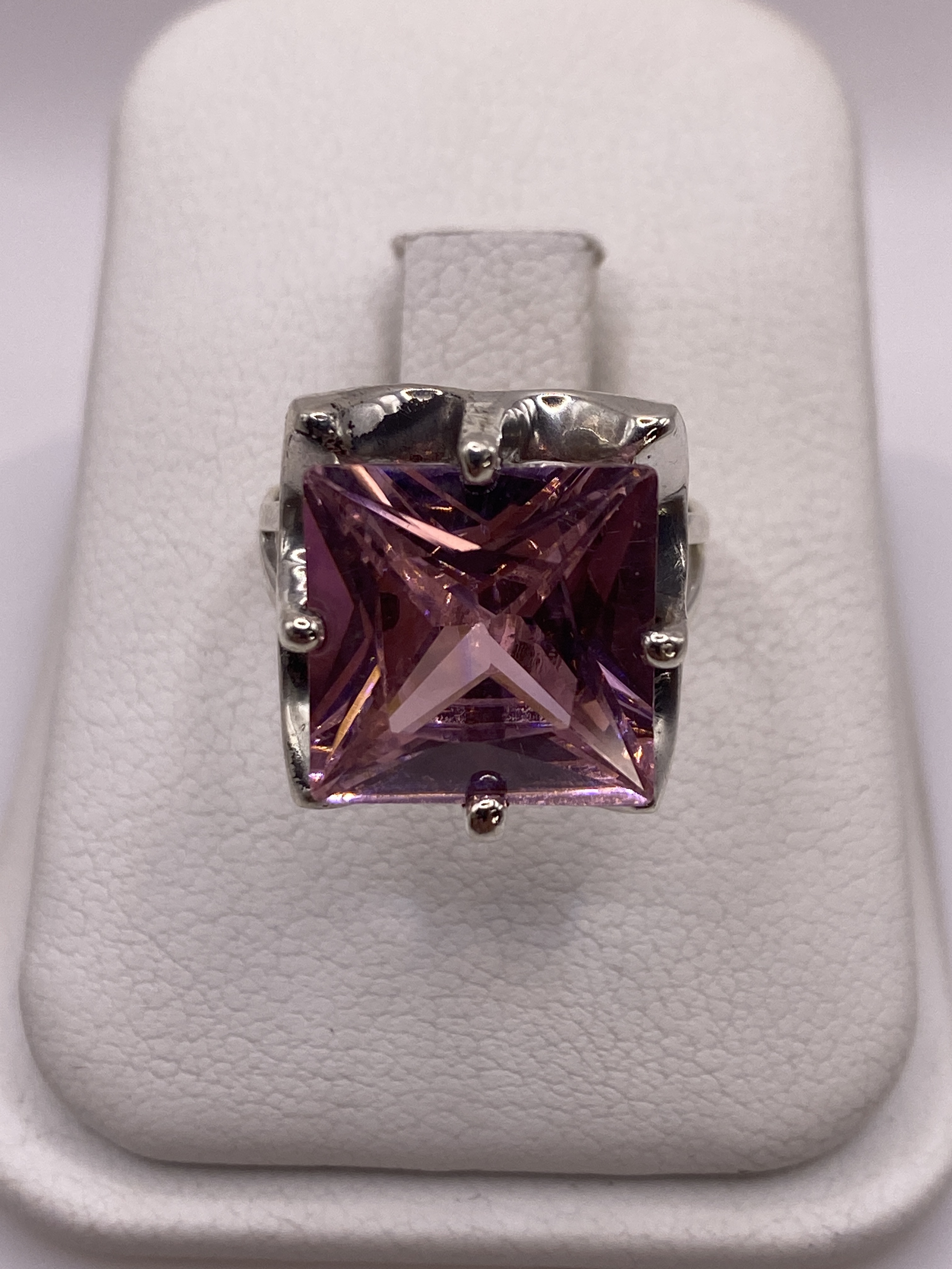 Anillo de Plata Solitario con Circonia Rosa — Coctel Brillante