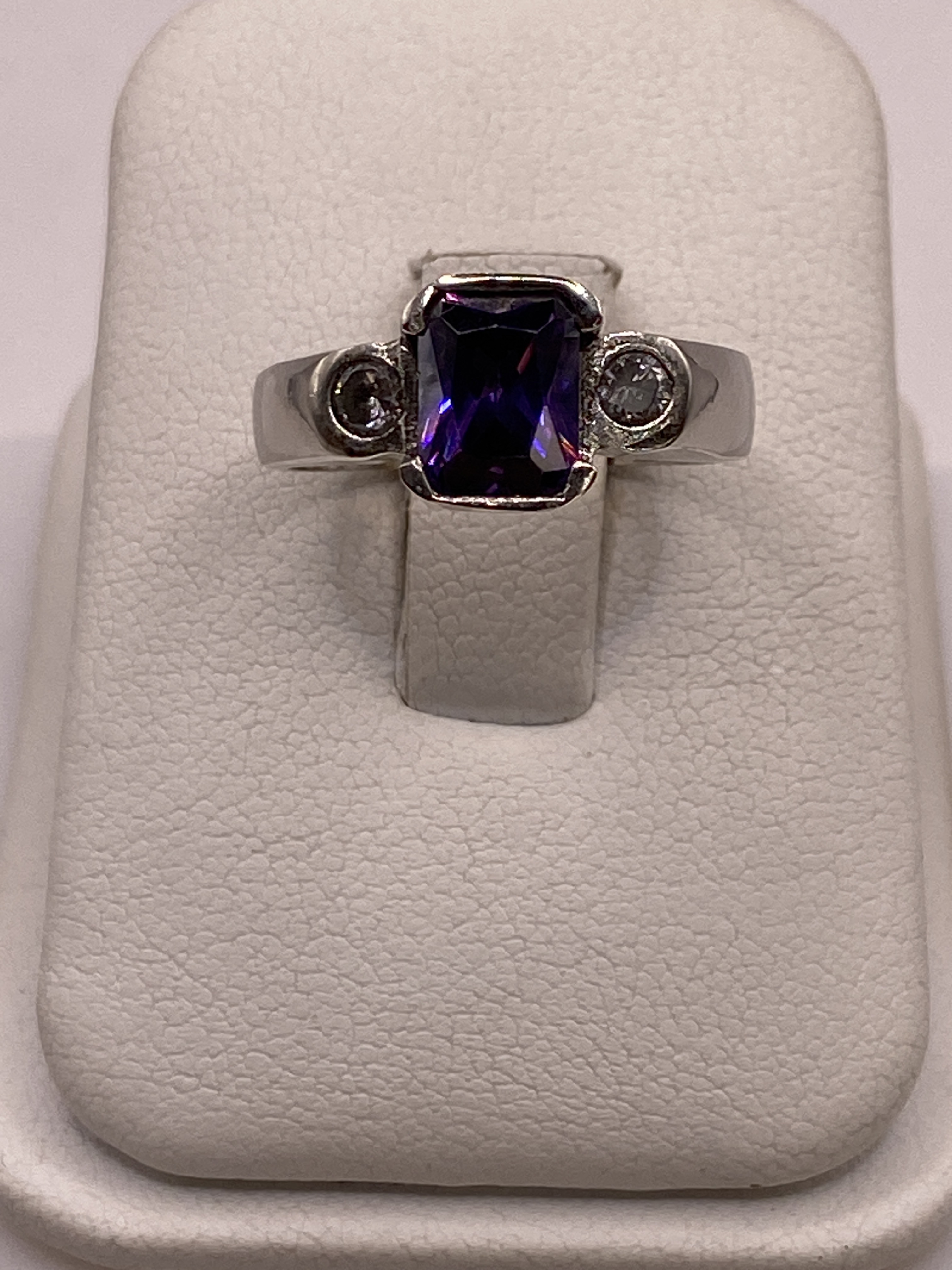 Anillo de Plata Solitario con Circonia Púrpura — Elegancia Coctel