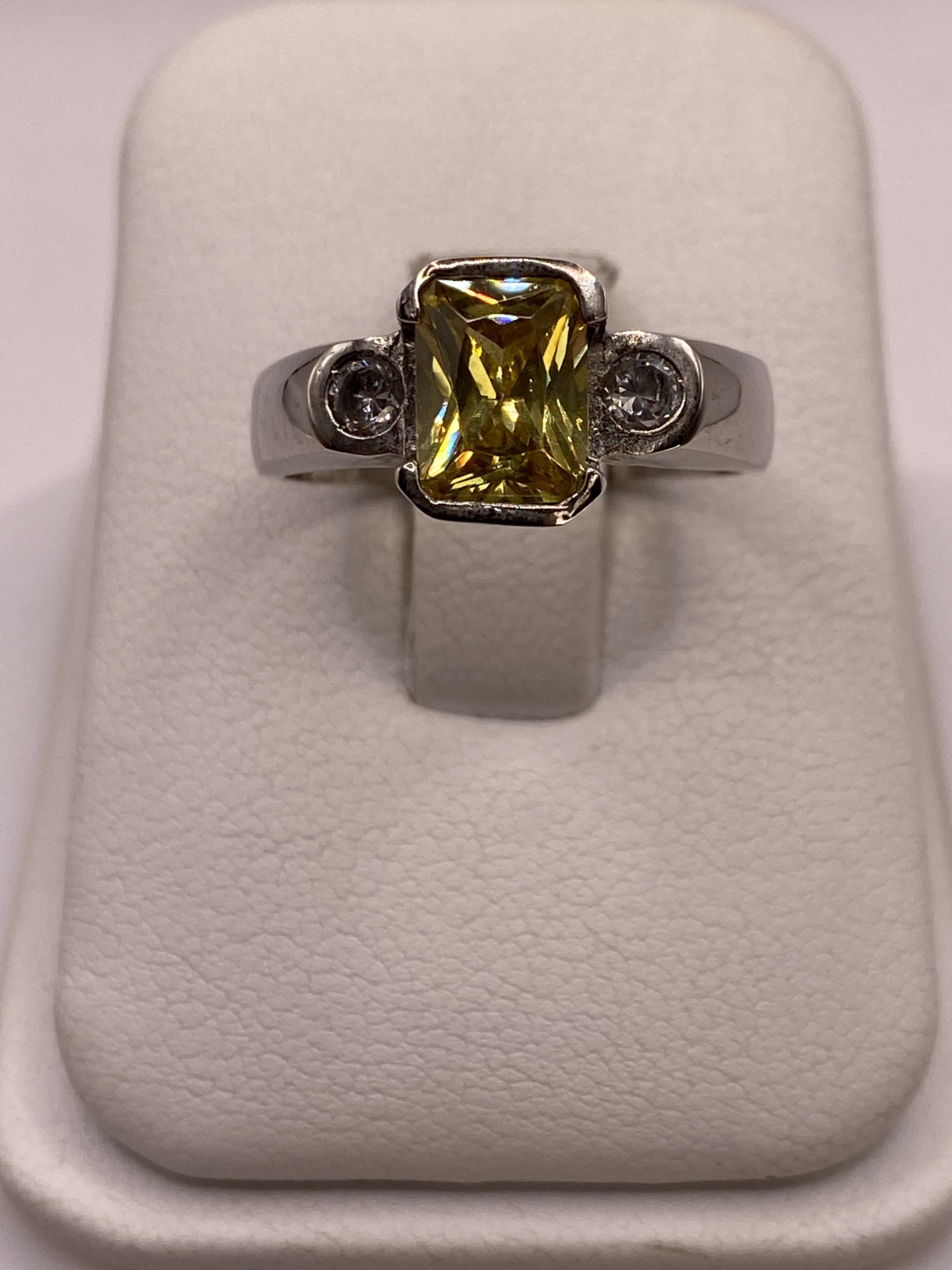 Anillo de Plata con Circonia Amarilla — Solitario Elegante