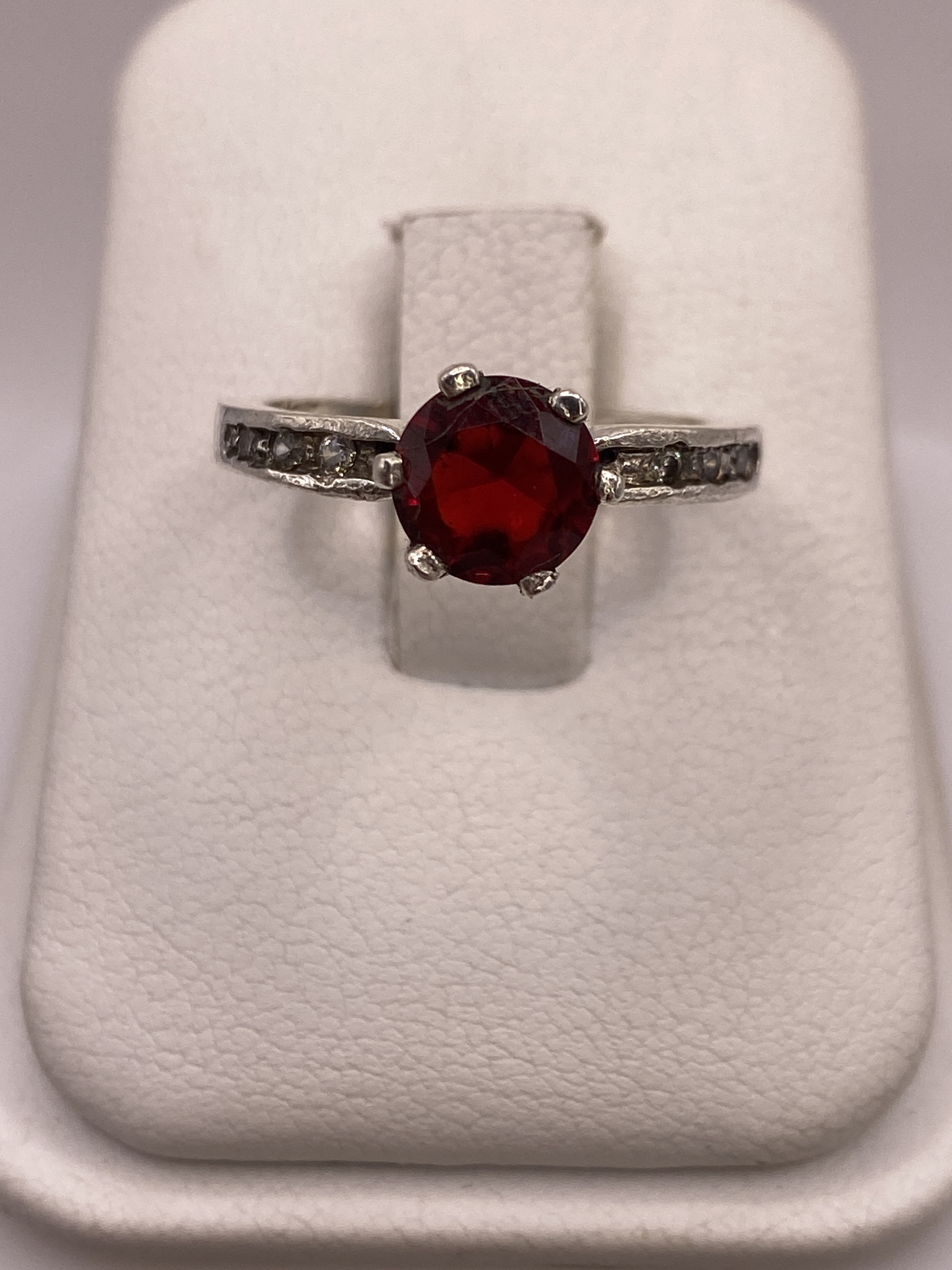 Anillo de Plata Solitario con Circonia Roja — Elegancia Clásica