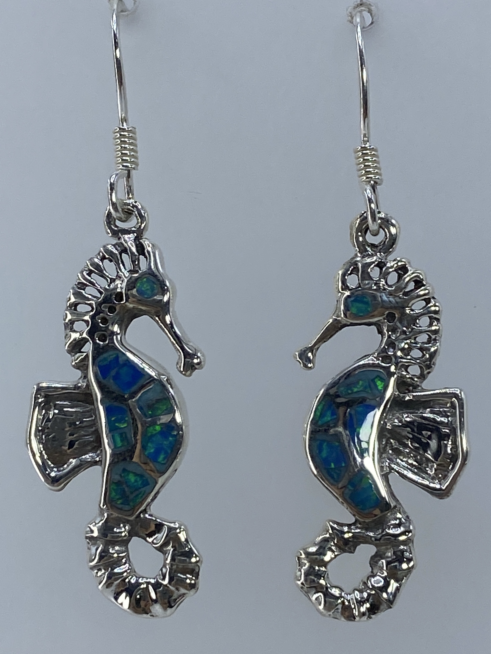 Aretes Caballito de Mar Opalo de Fuego Verde — Plata 950
