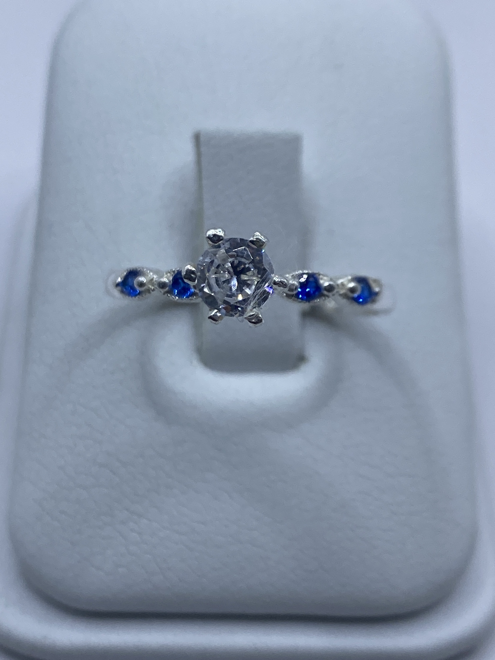 Anillo Solitario Circonia Blanca con Pavé Azul — Plata 925