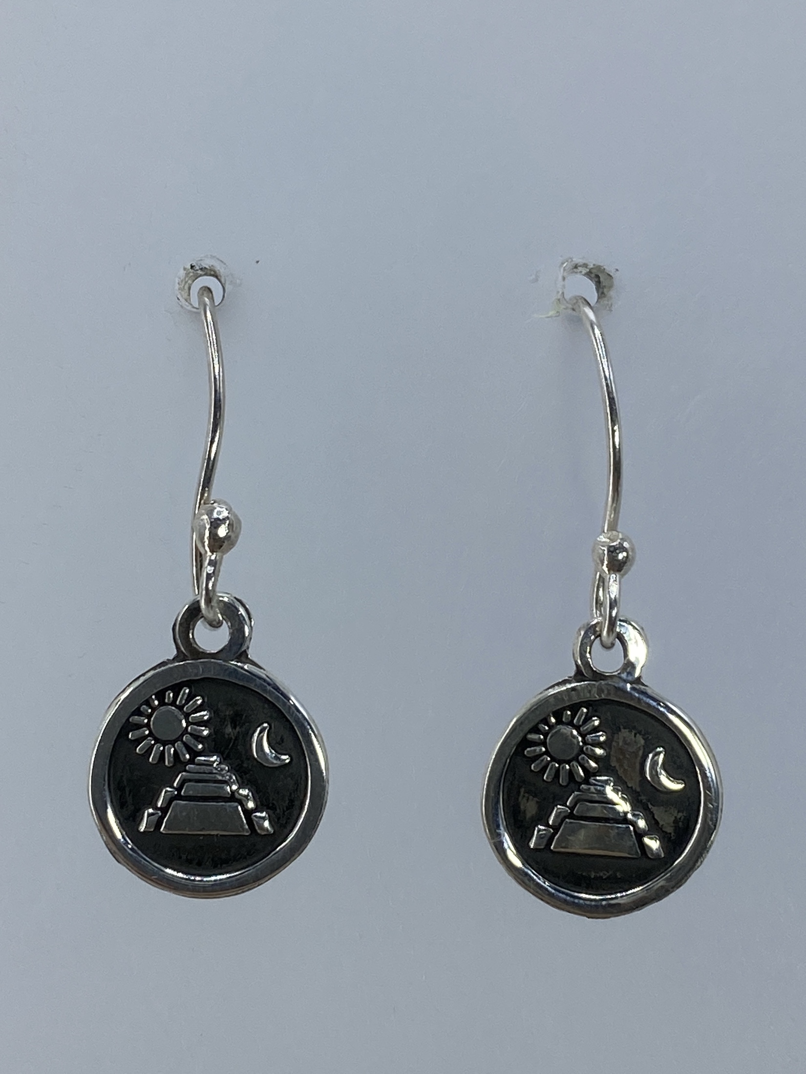 Aretes de Plata Repujados — Pirámide Azteca