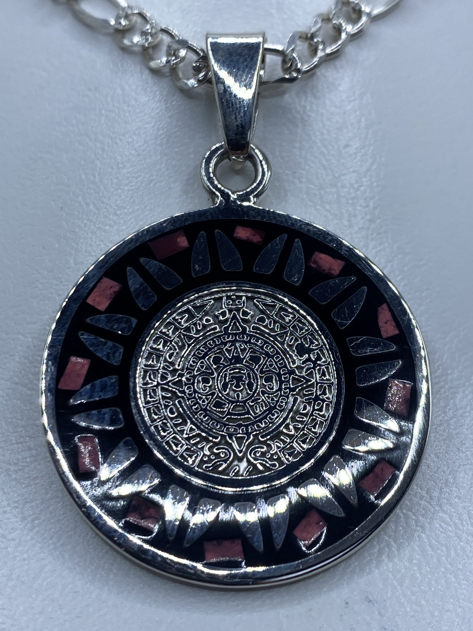 Dije Calendario Azteca de Plata con Piedra Rosa — Taxco 925