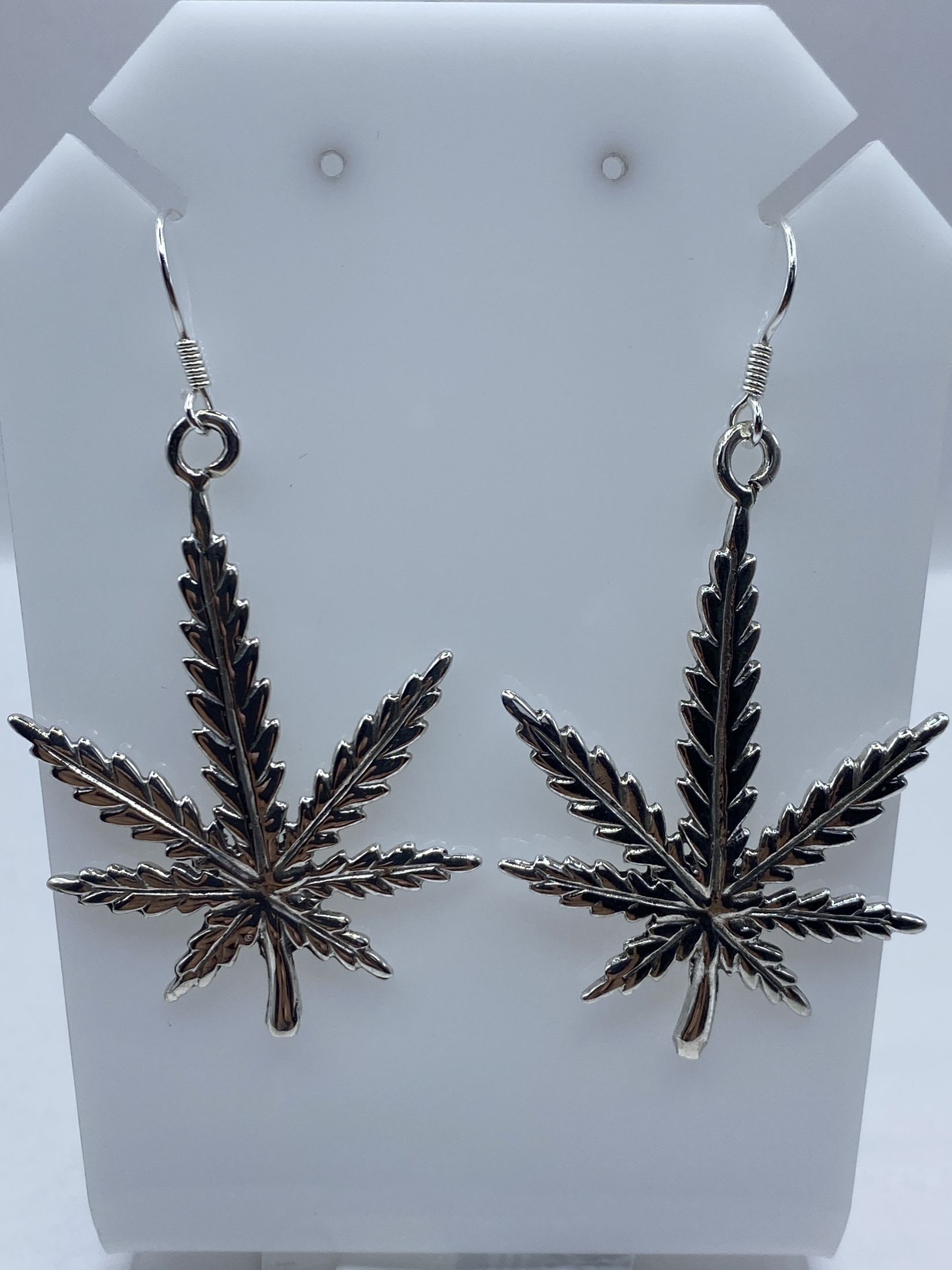 Aretes de Plata Repujada Hoja Cannabis — Taxco 925