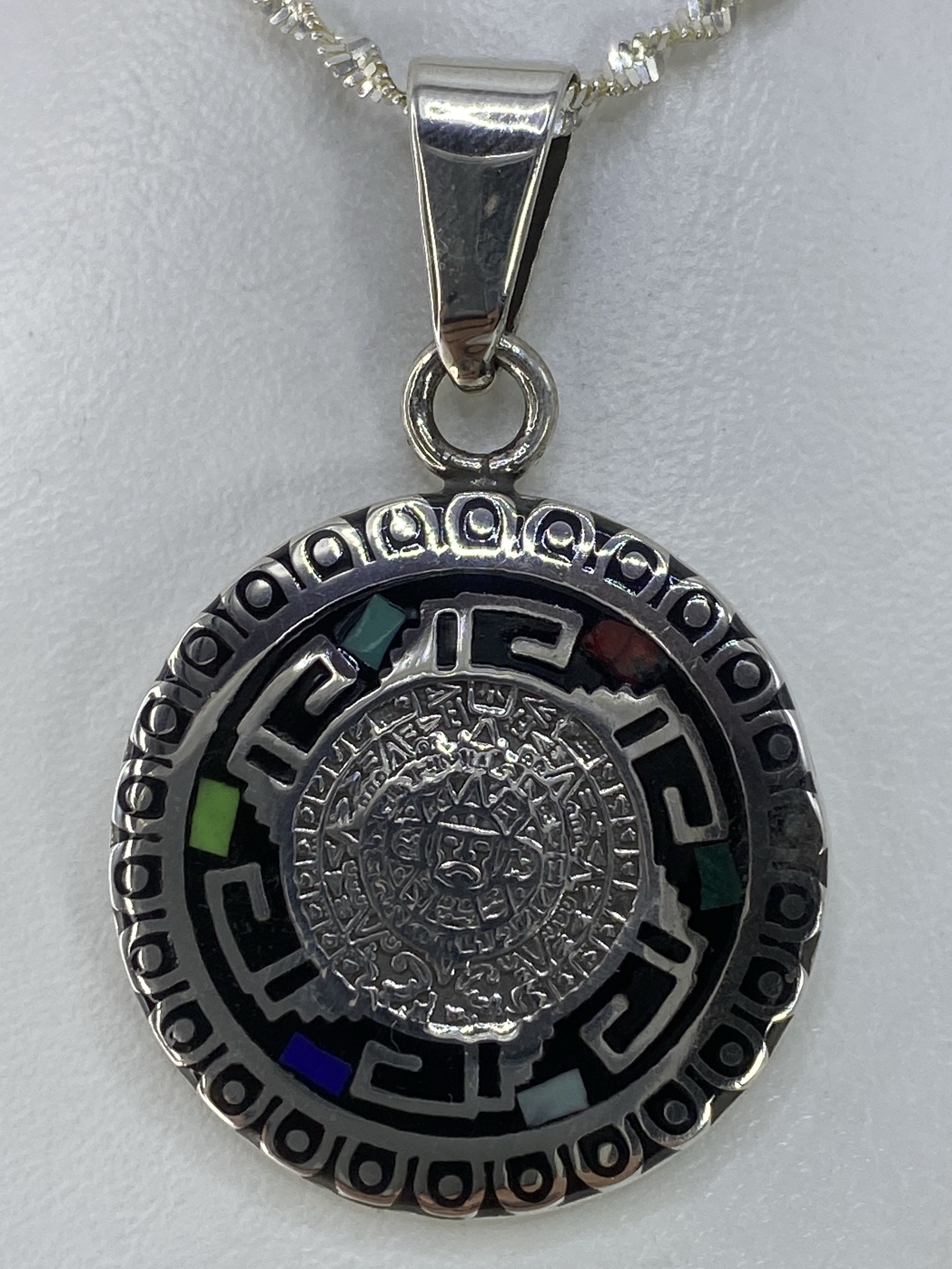 Dije Calendario Azteca Plata 925 — Multicolor Incrustado