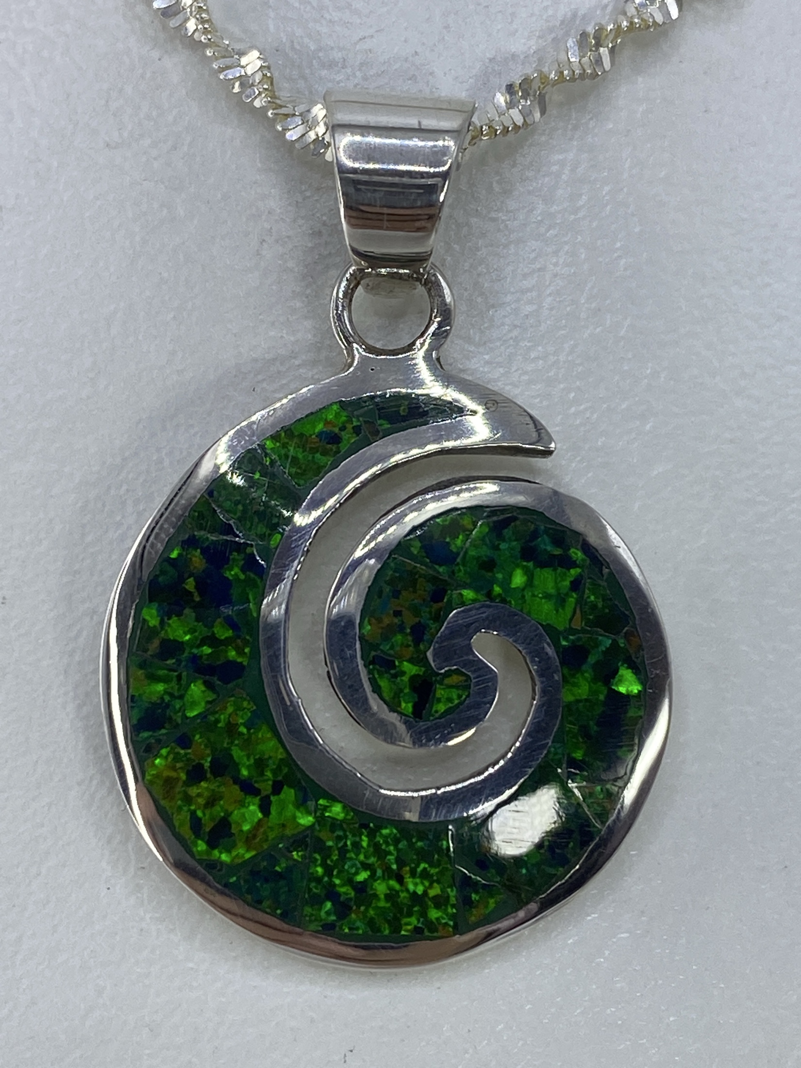 Dije Espiral de Plata con Ópalo de Fuego Verde — Taxco 950