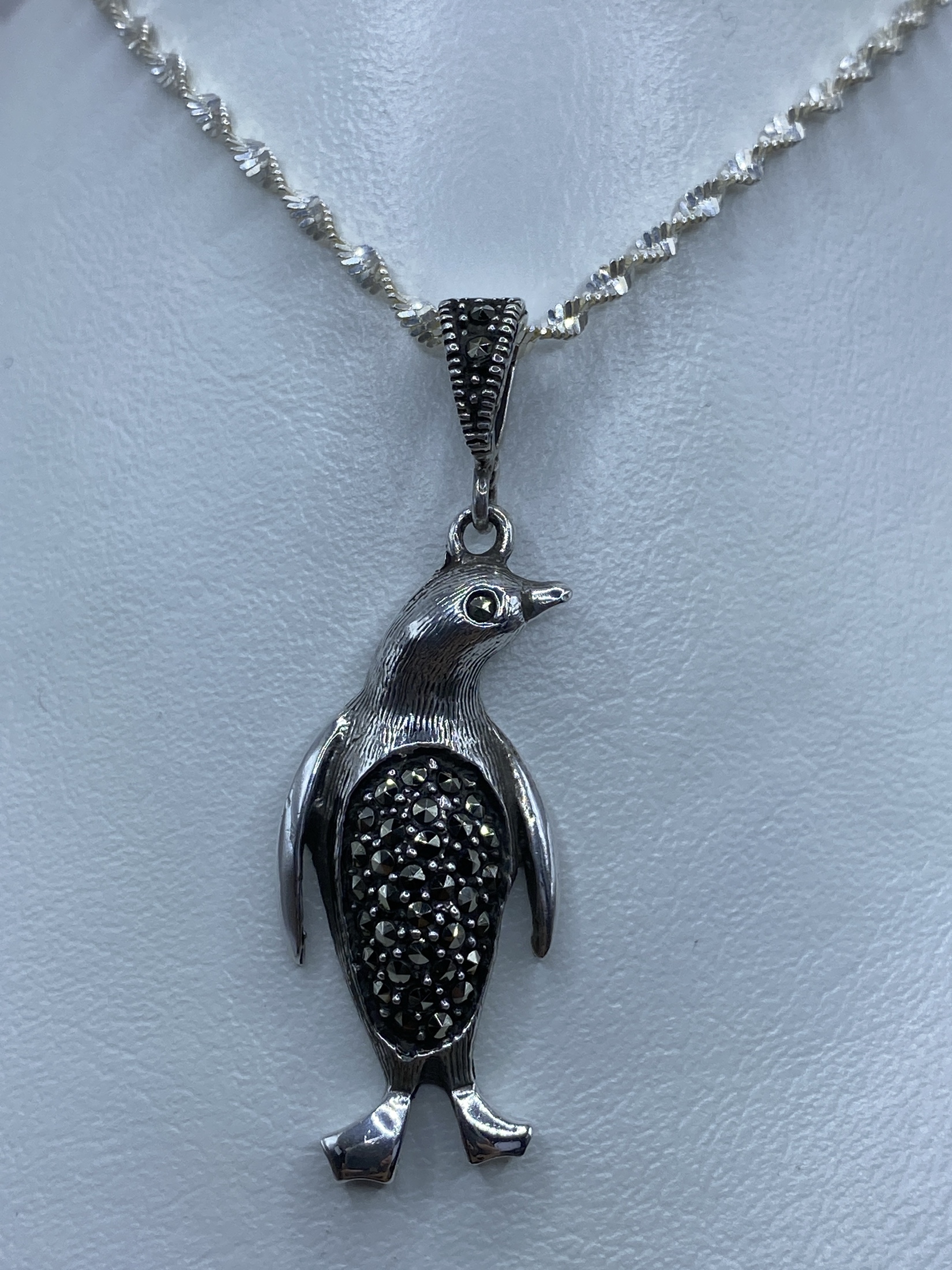 Dije Pingüino de Plata 925 con Marcasita — Taxco