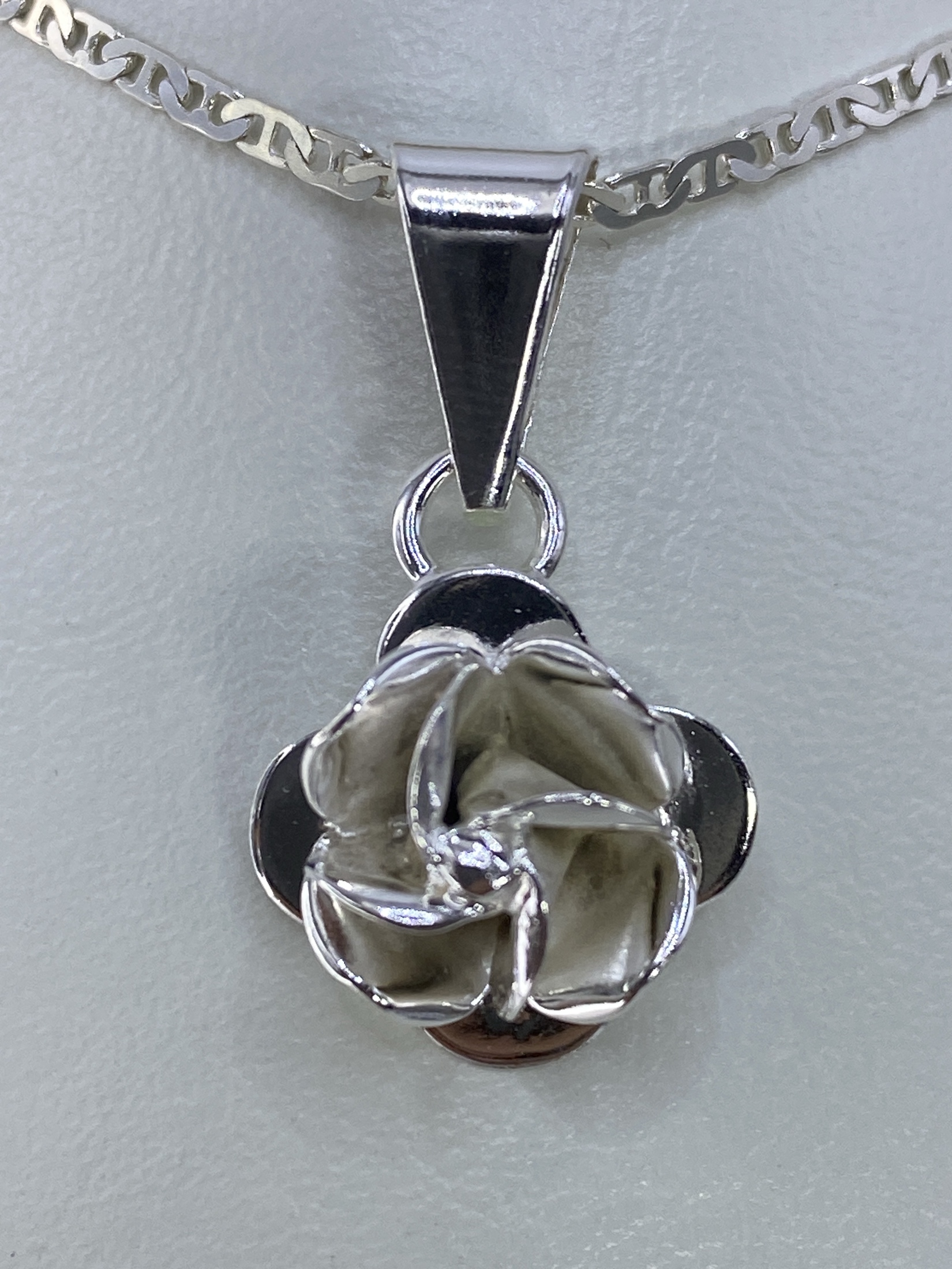 Dije Floral de Plata Repujado — Taxco 925